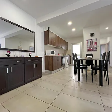 Albert's Center 202b Apartment