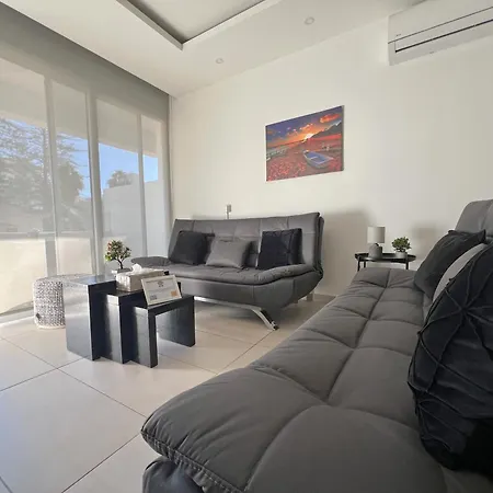 Albert's Center 202b ラルナカ